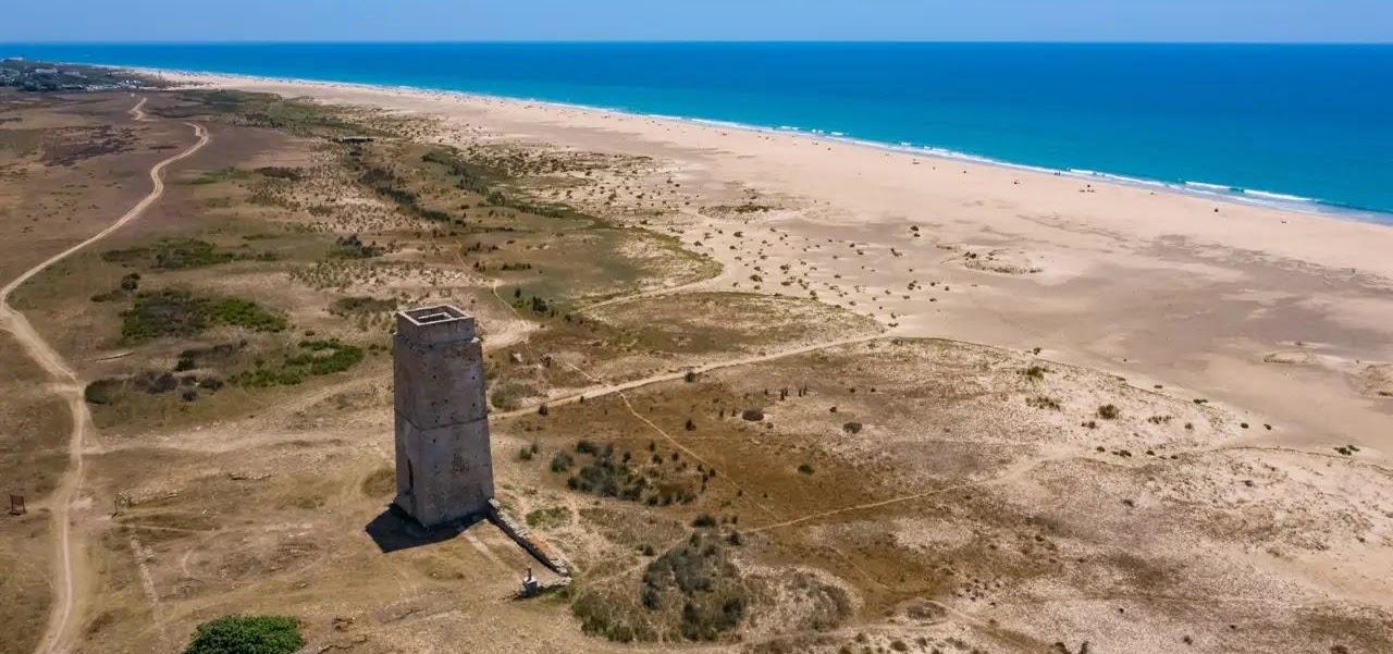 Playa de Castilnovo con su torre